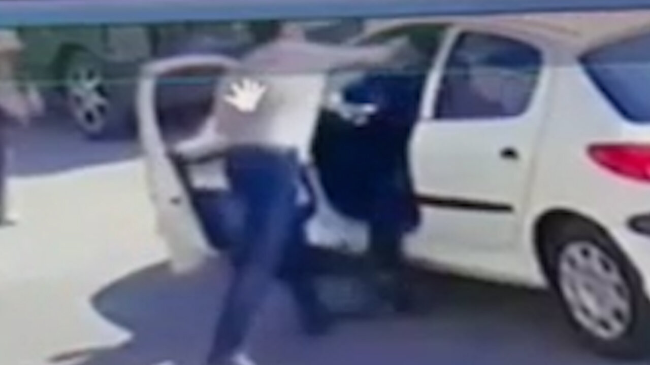 ببینید | درگیری و ضرب و شتم راننده زن توسط یک مرد در اندیشه کرج! ببینید | درگیری و ضرب و شتم راننده زن توسط یک مرد در اندیشه کرج!