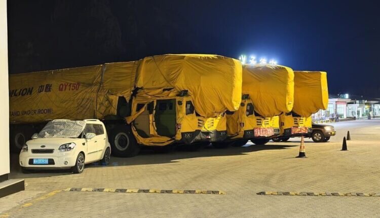 این خودروها در اتوبان «لانچرهای موشک» هستند نه جرثقیل! این خودروها در اتوبان «لانچرهای موشک» هستند نه جرثقیل!